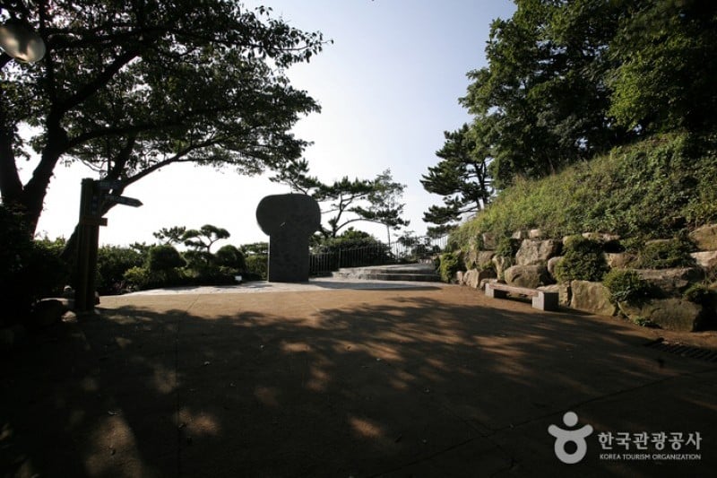 Amnam Park  (9/10)