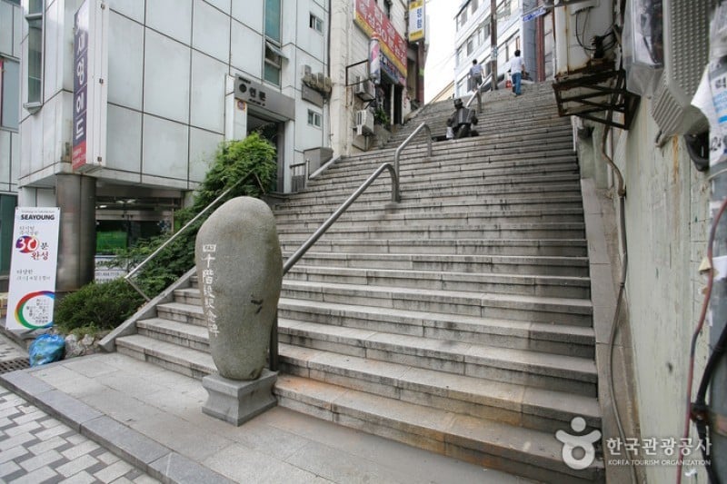 40-step Culture &amp; Tourism Theme Street  (1/10)