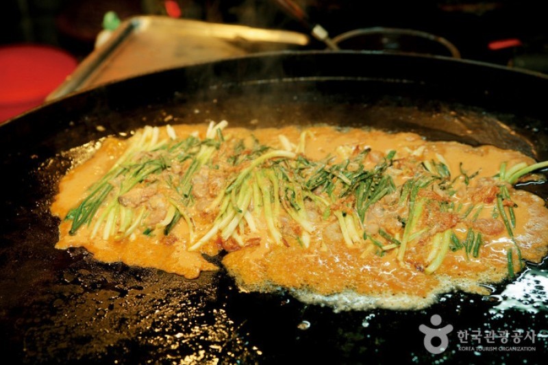 Dongnae Halmae Pajeon  (1/9)