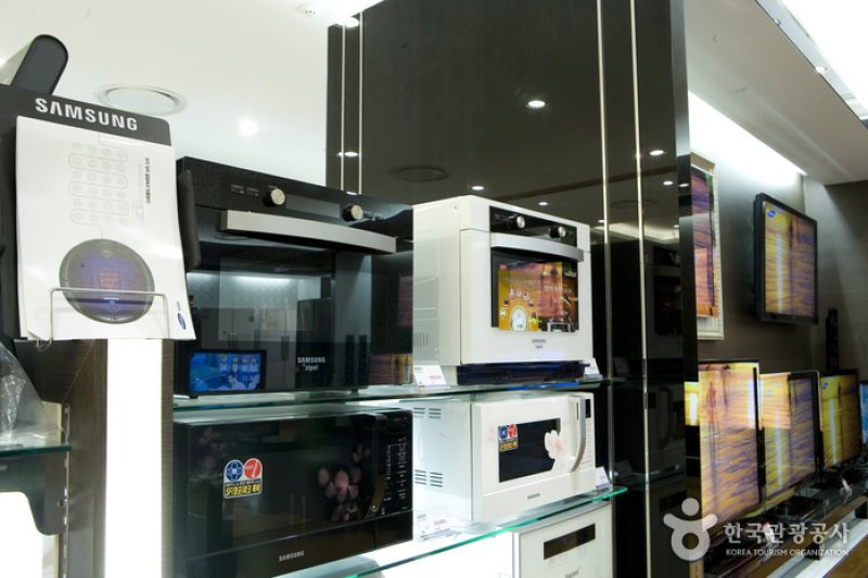 Samsung Electronics  (7/10)
