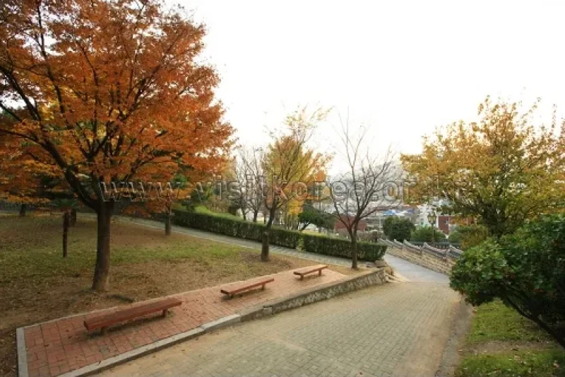 Suyeong Sajeok Park (수영사적공원) (1/40)