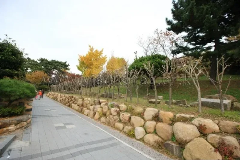Suyeong Sajeok Park (수영사적공원) (2/40)