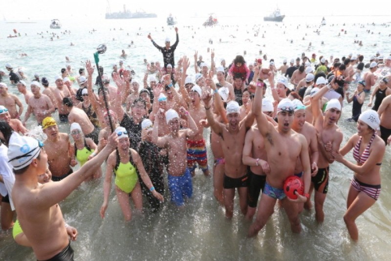 Polar Bear Swimming Contest  (2/6)
