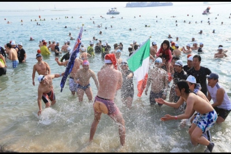 Polar Bear Swimming Contest  (5/6)