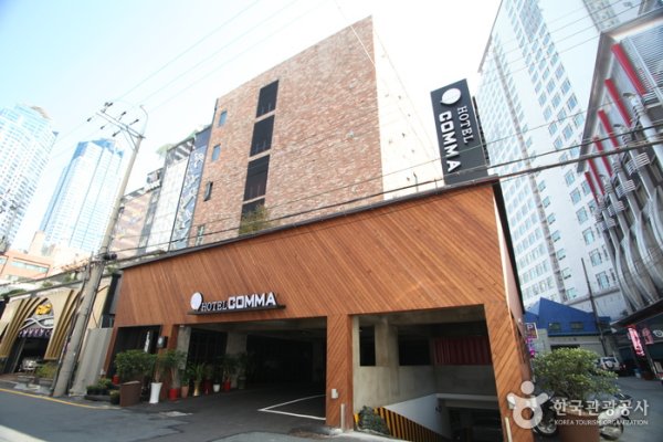 Comma Hotel