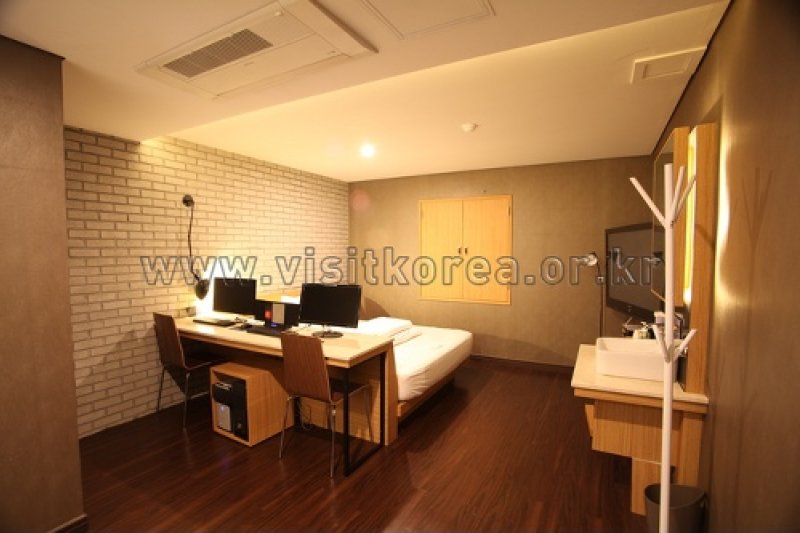 Comma Hotel - Goodstay  (2/23)