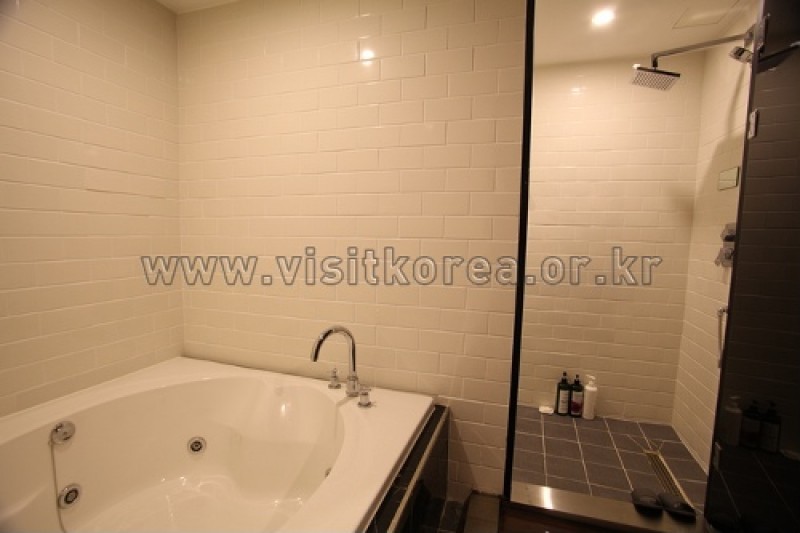 Comma Hotel - Goodstay  (6/23)