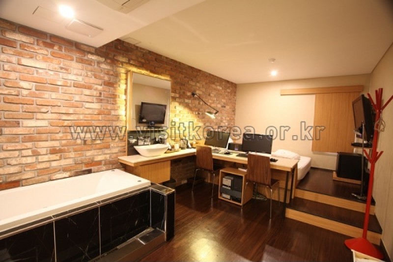 Comma Hotel - Goodstay  (14/23)