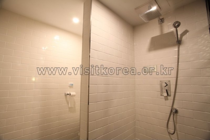 Comma Hotel - Goodstay  (17/23)