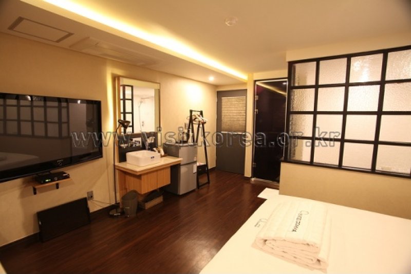 Comma Hotel - Goodstay  (22/23)