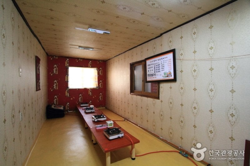 Jagalchi Sangomjangeo (자갈치 산곰장어) (2/5)