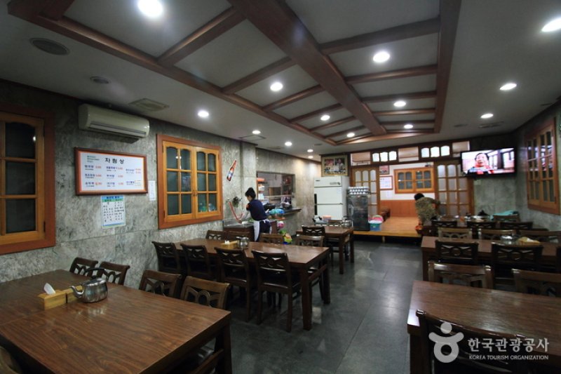Wonjo Ttukbaegijip (원조뚝배기집) (2/5)