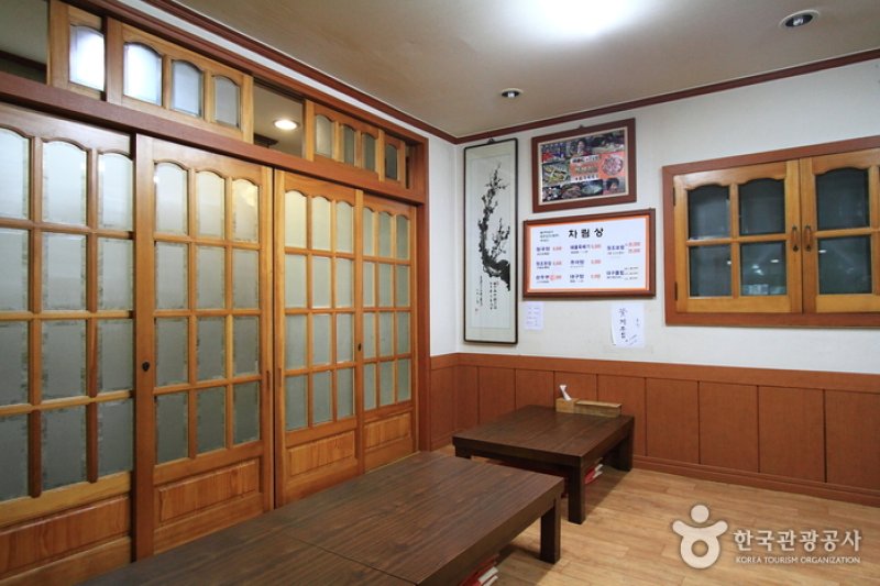 Wonjo Ttukbaegijip (원조뚝배기집) (3/5)