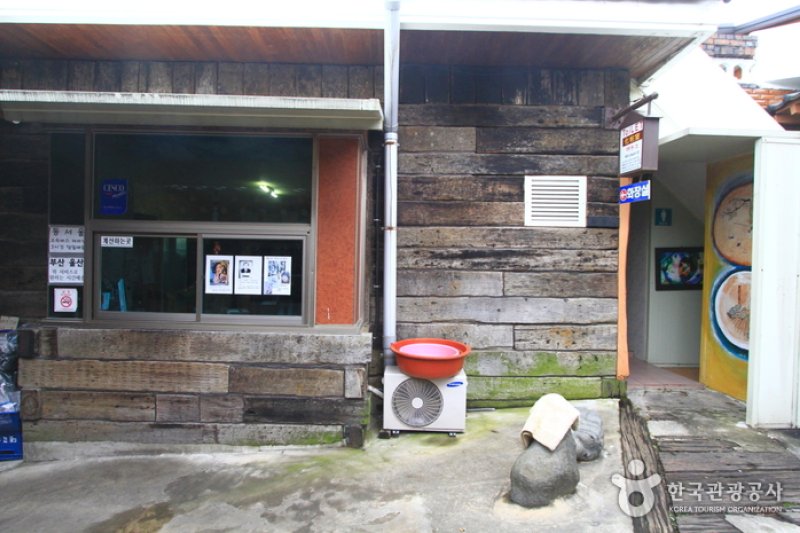 Kkeomeokdongne Hoetjip (꺼먹동네횟집) (2/5)