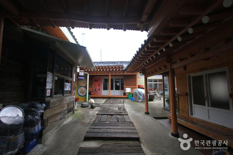 Kkeomeokdongne Hoetjip (꺼먹동네횟집) (4/5)