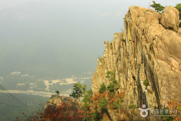 Seoraksan National Park  (OeSeorak; Outer Seorak)