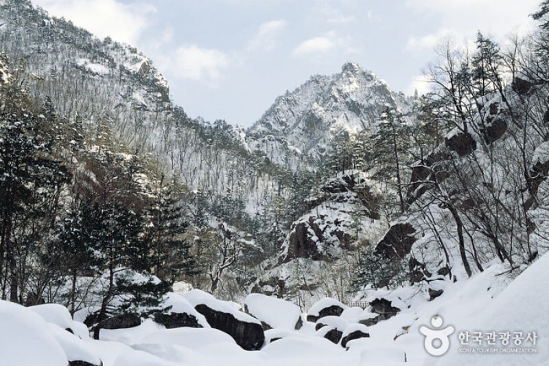 Seoraksan National Park  (OeSeorak; Outer Seorak) 