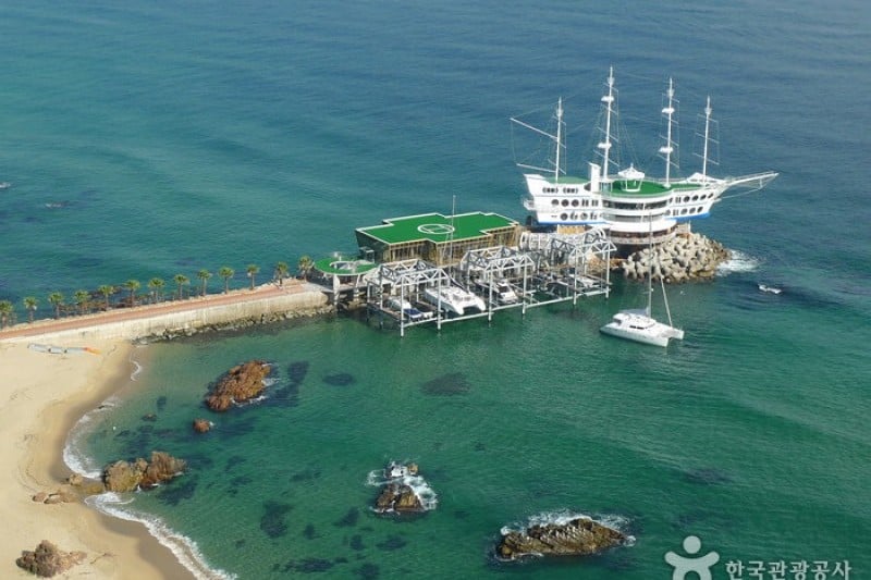 Sun Cruise Resort &amp; Yacht  (2/17)