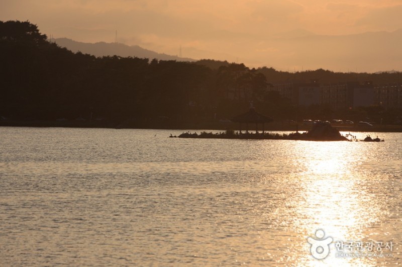 Gyeongpoho Lake 