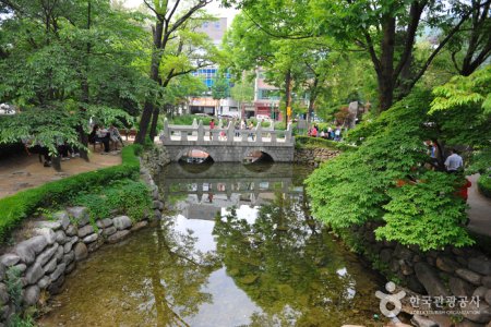 Hwangji Pond 