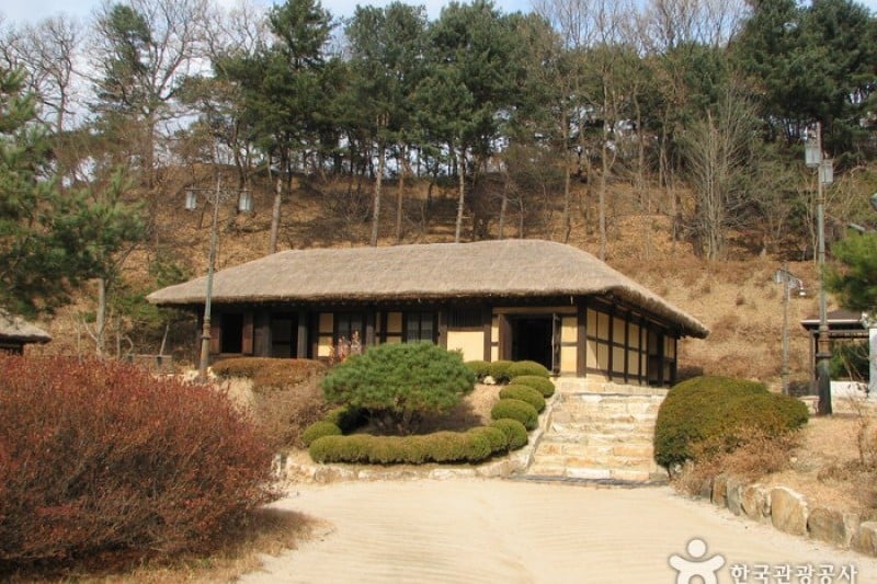 Kim You-jeong House of Literature (Sille Village) 