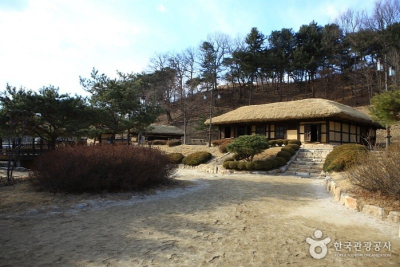 Kim You-jeong House of Literature (Sille Village) 