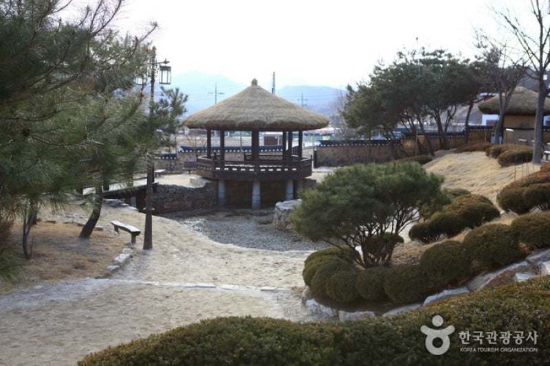 Kim You-jeong House of Literature (Sille Village) 