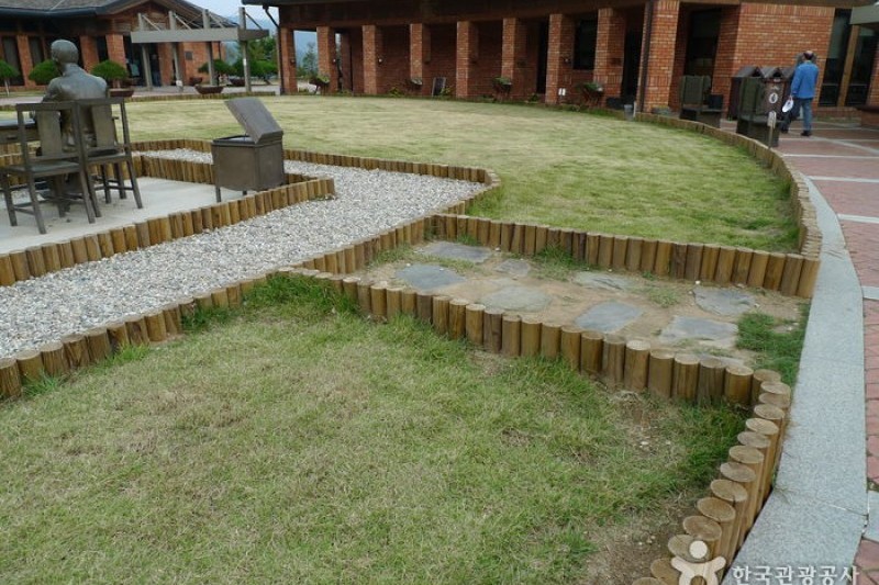 Lee Hyo-seok Memorial Hall  (12/17)