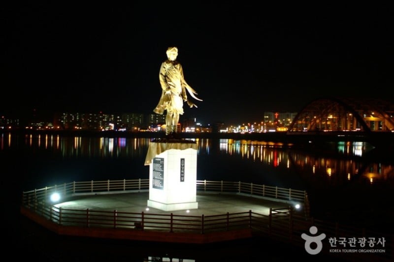 Statue of Soyanggang Maid 