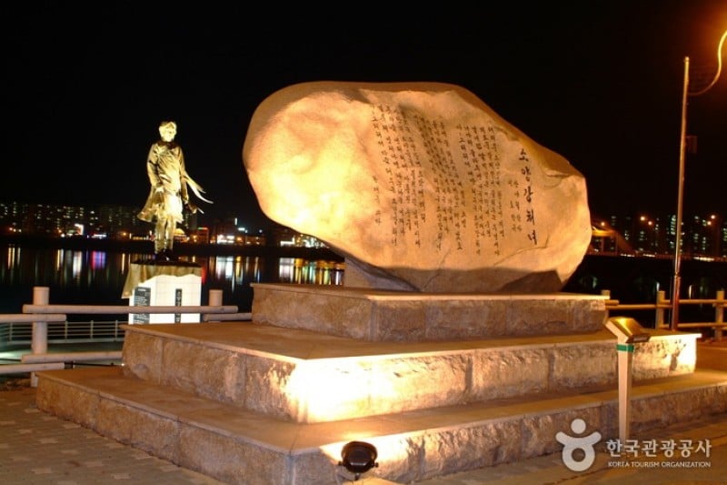 Statue of Soyanggang Maid 