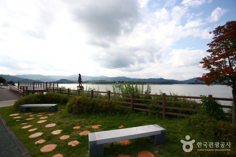 Statue of Soyanggang Maid 