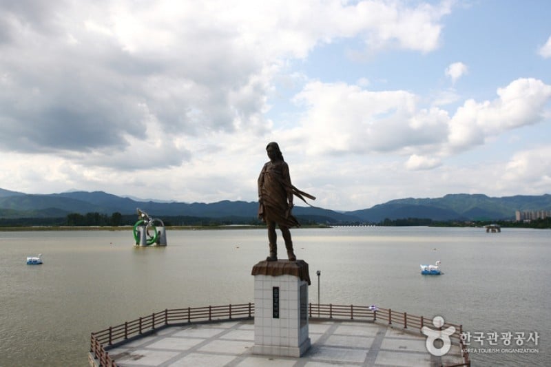 Statue of Soyanggang Maid 