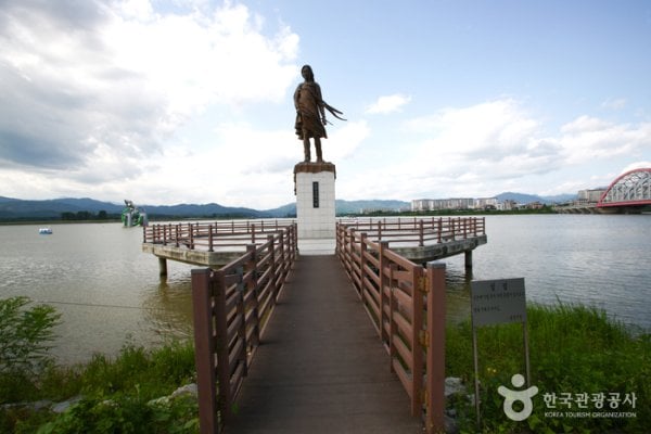 Statue of Soyanggang Maid