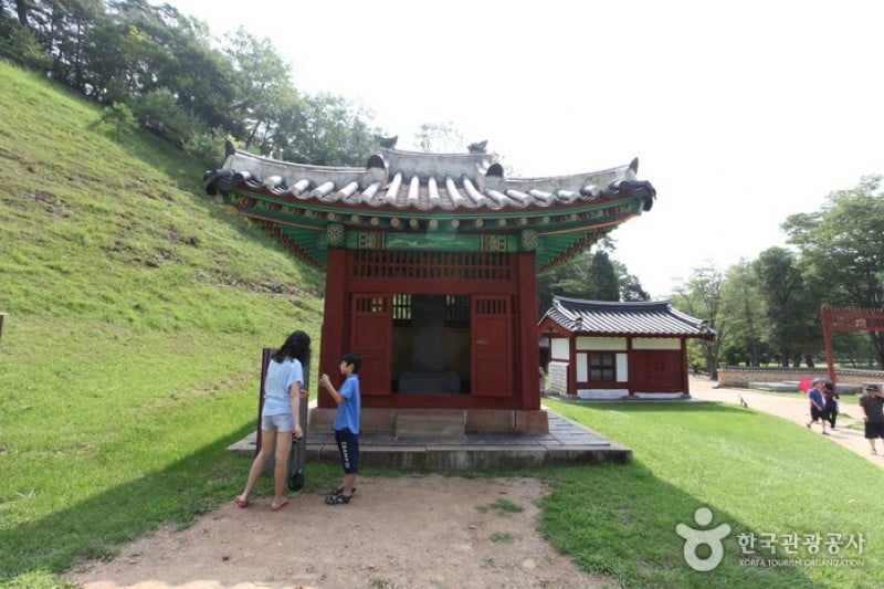 Jangneung Royal Tomb [UNESCO World Heritage]  (7/34)