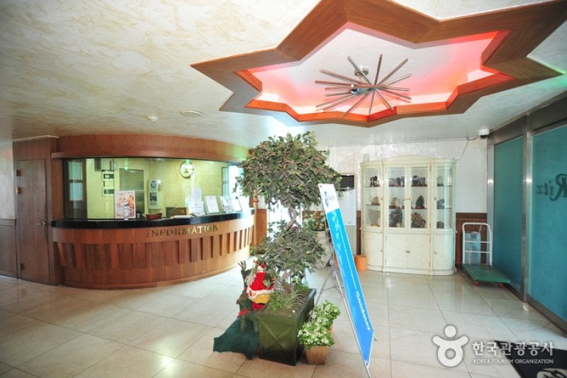 Ritz Hotel - Goodstay  (4/9)