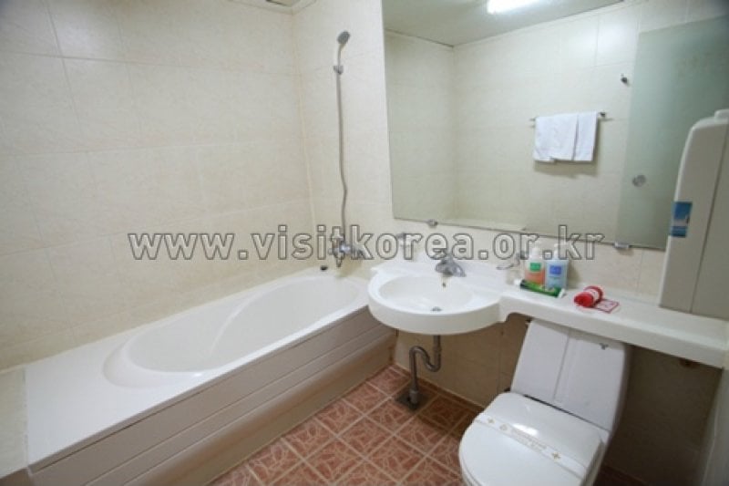 Ritz Hotel - Goodstay  (6/9)