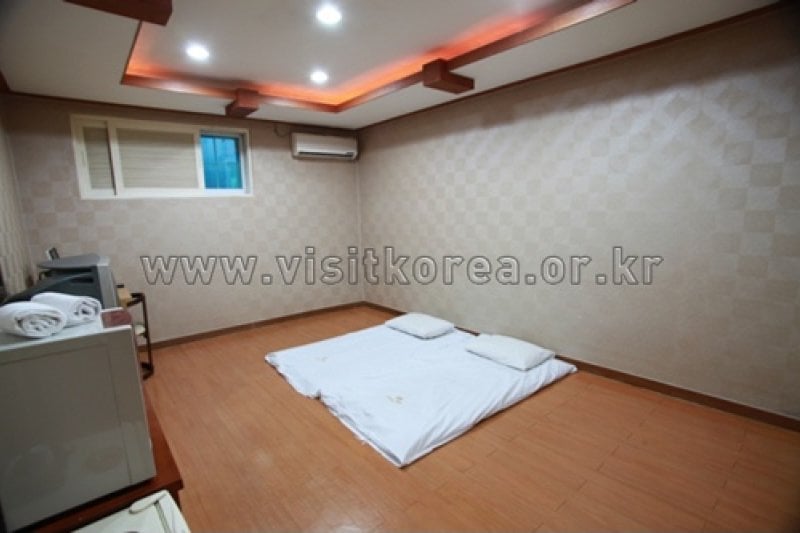 Ritz Hotel - Goodstay  (7/9)