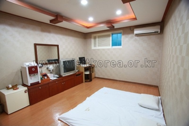 Ritz Hotel - Goodstay  (8/9)