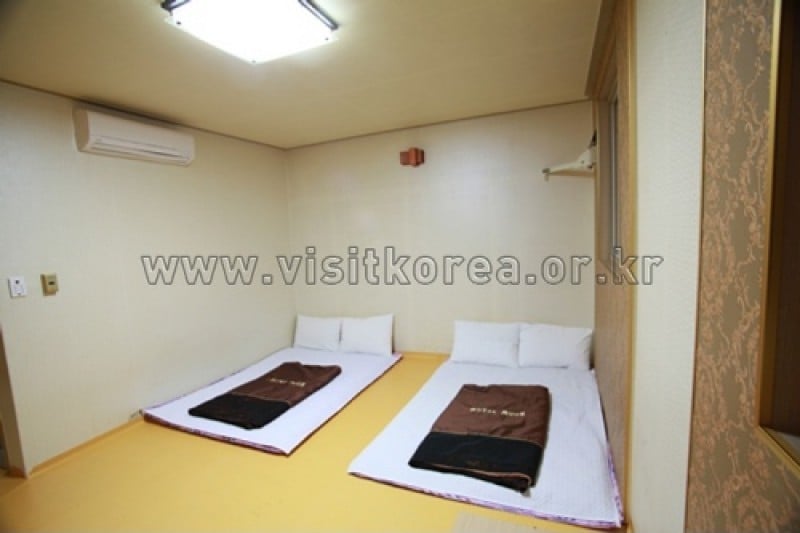 Moon Hotel - Goodstay  (23/25)