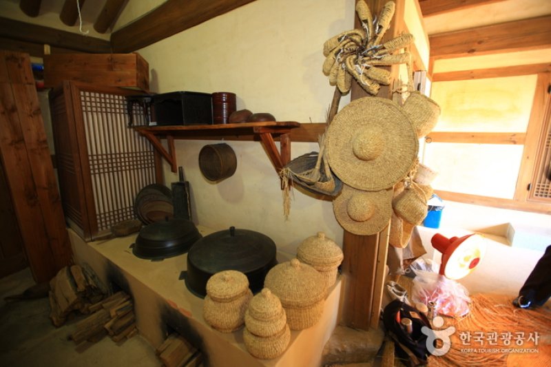 Sokcho Museum &amp; Displaced Civilians Folk Village  (17/20)