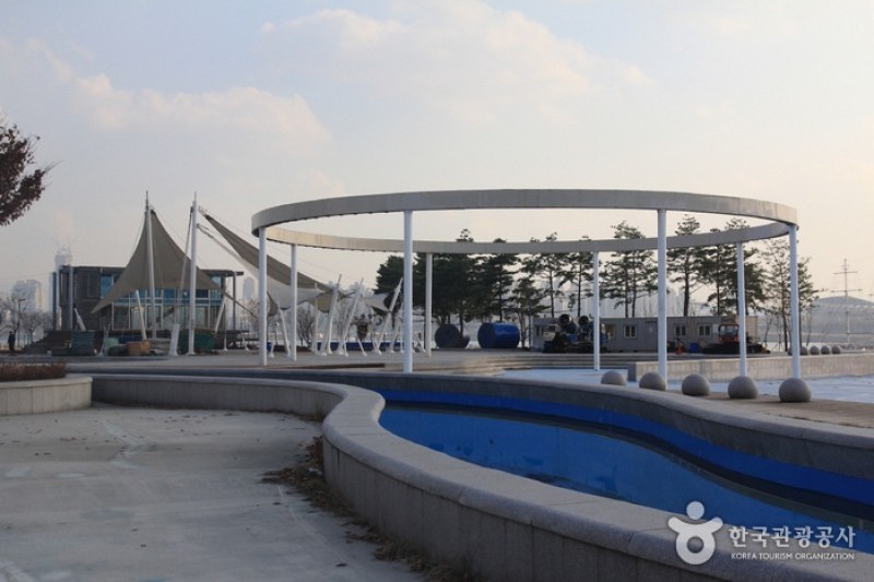 Outdoor Swimming Pools in Ttukseom Hangang Park  (1/8)