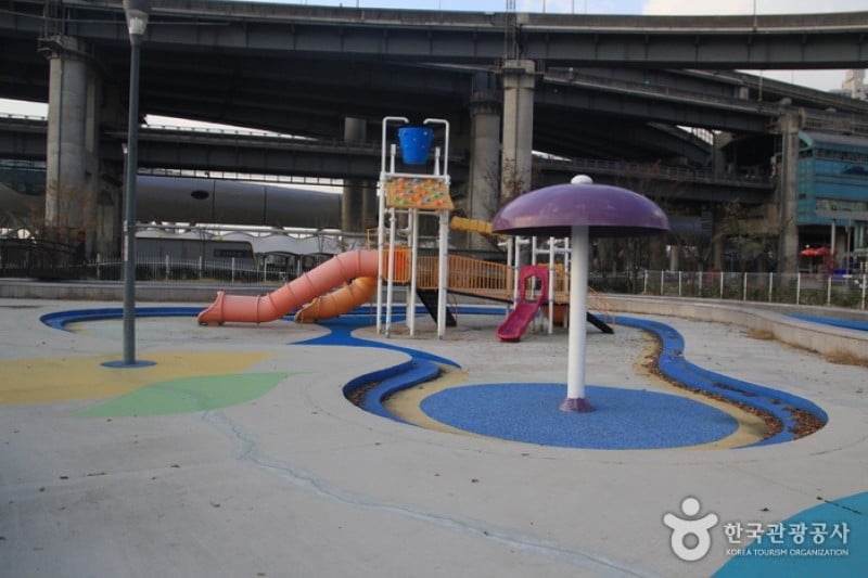 Outdoor Swimming Pools in Ttukseom Hangang Park  (3/8)