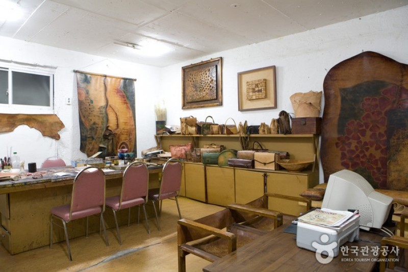 Hanseam Leather Industrial Arts  (1/12)