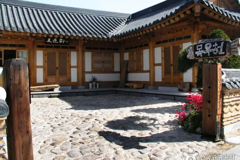 Jeonju Hanok Living Experience Center  (1/2)