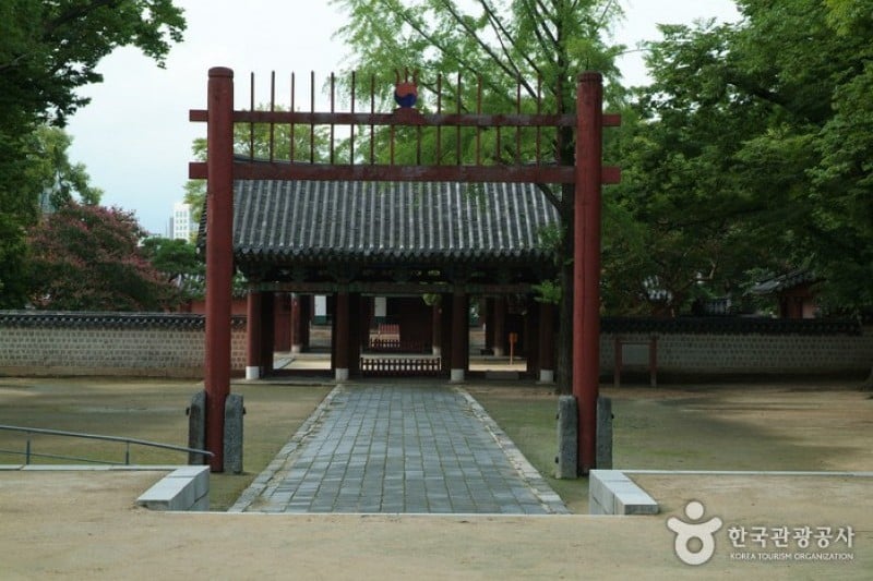 Gyeonggijeon Shrine  (1/25)