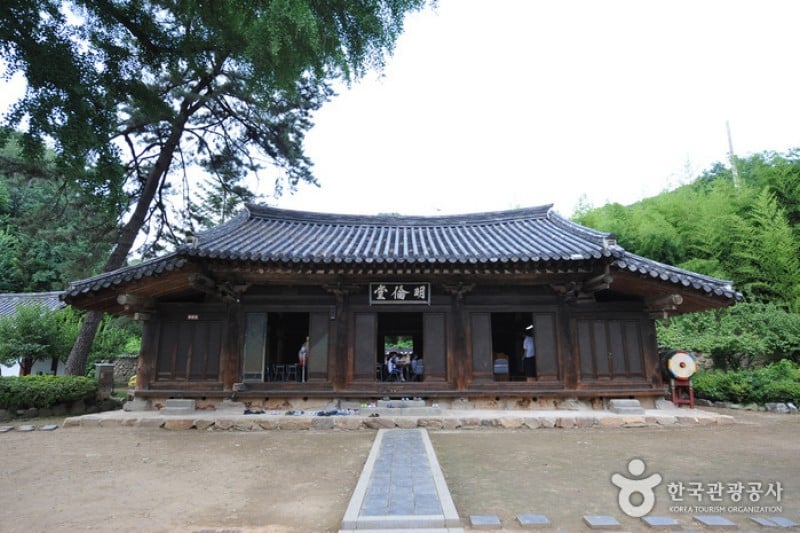 Jeonjuhyanggyo Confucian School  (2/7)