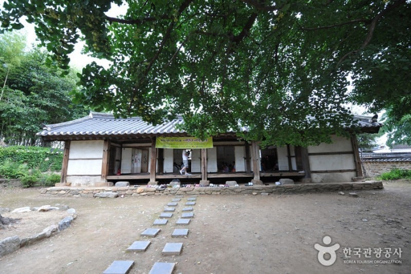Jeonjuhyanggyo Confucian School  (3/7)