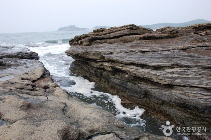 Chaeseokgang Cliffs  (8/10)