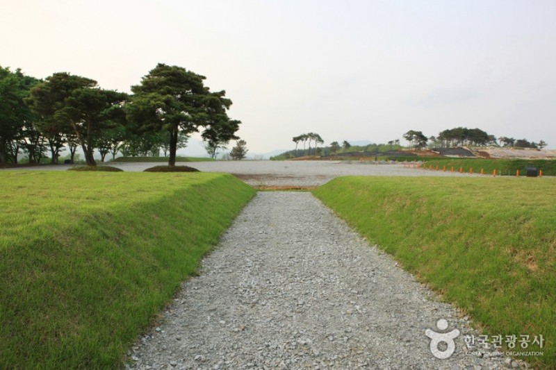 Iksan Wanggungni Historic Site [UNESCO World Heritage]  (3/13)