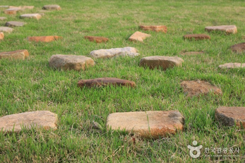 Iksan Wanggungni Historic Site [UNESCO World Heritage]  (5/13)